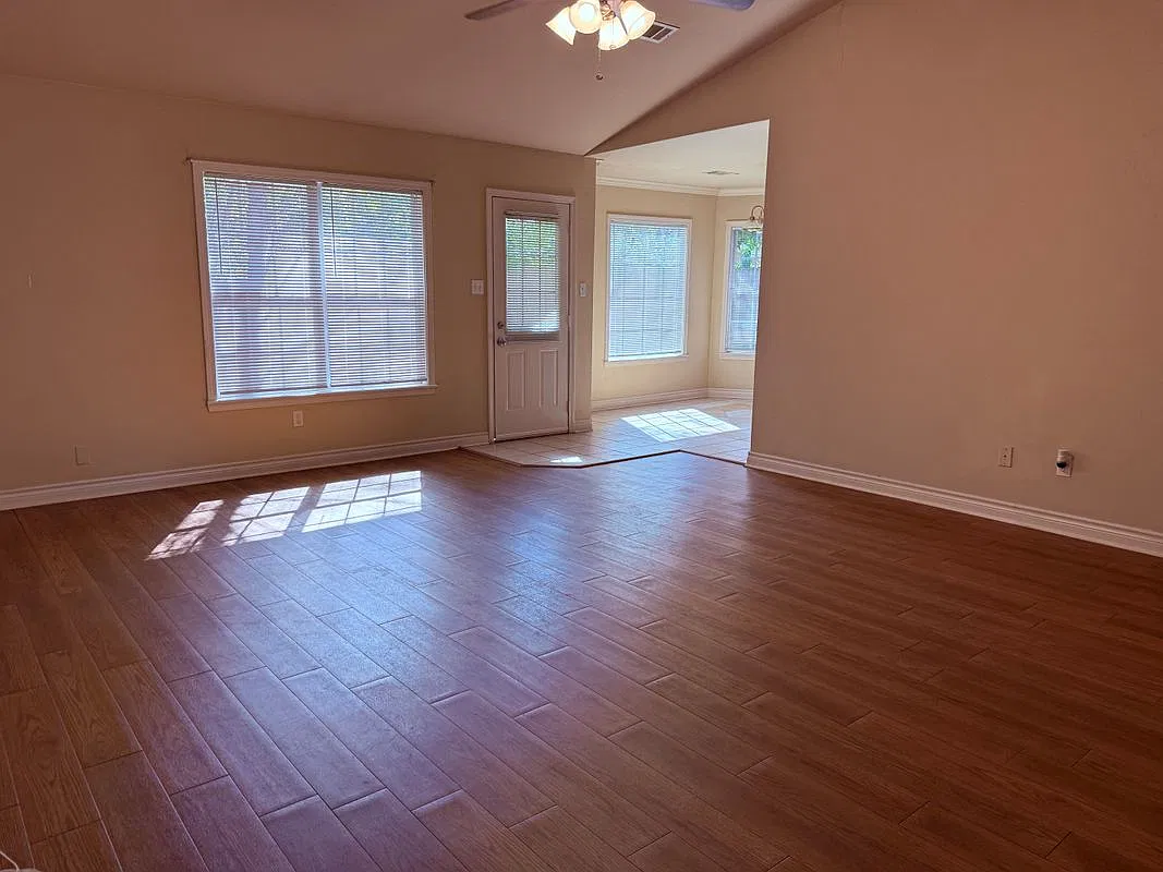 3 bed, 2.0 bath, 1618 sqft, $1,700 — Photo 2