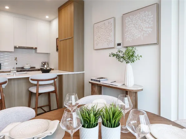 9570 5th St #307, Sidney, BC V8L 2W5