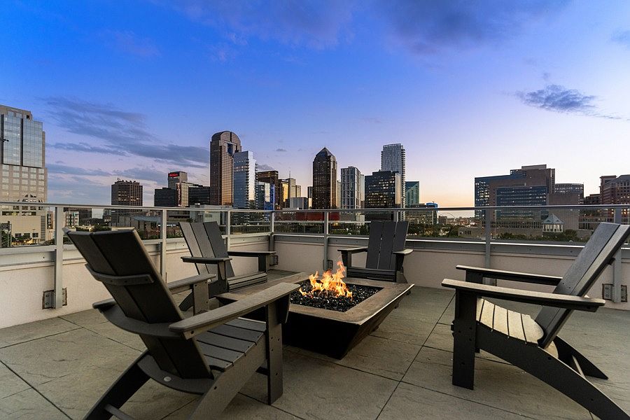Take in the unobstructed views of the Dallas skyline from our rooftop terrace