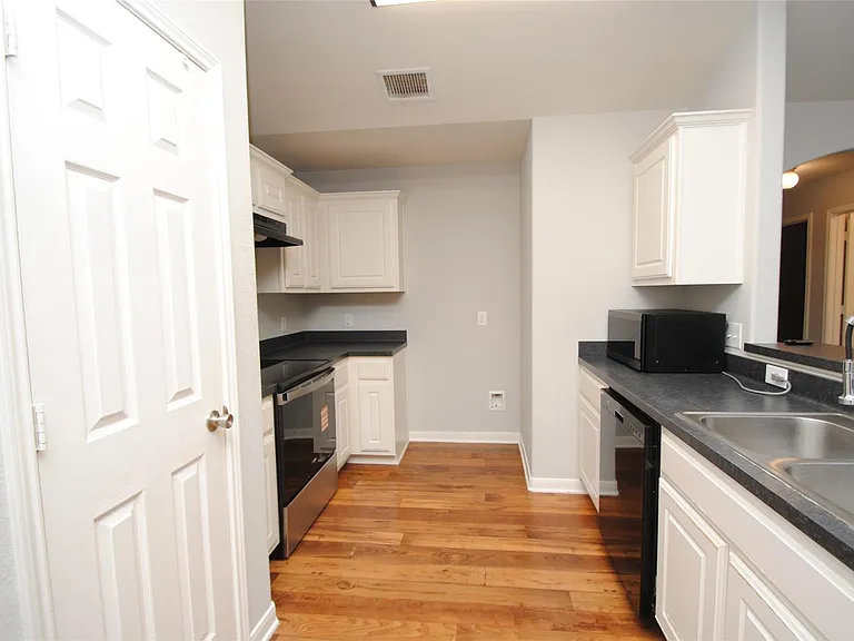4219 Medina River Loop — Photo 7