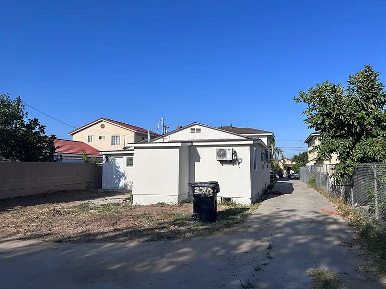 3243 Prospect Ave — Photo 32