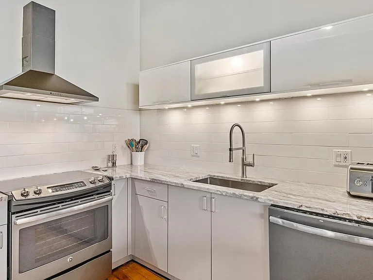 1410 Gratiot Ave #302 — Photo 6