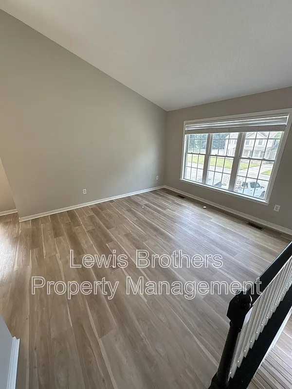 4 bed, 3.0 bath, 2332 sqft, $2,500 — Photo 3