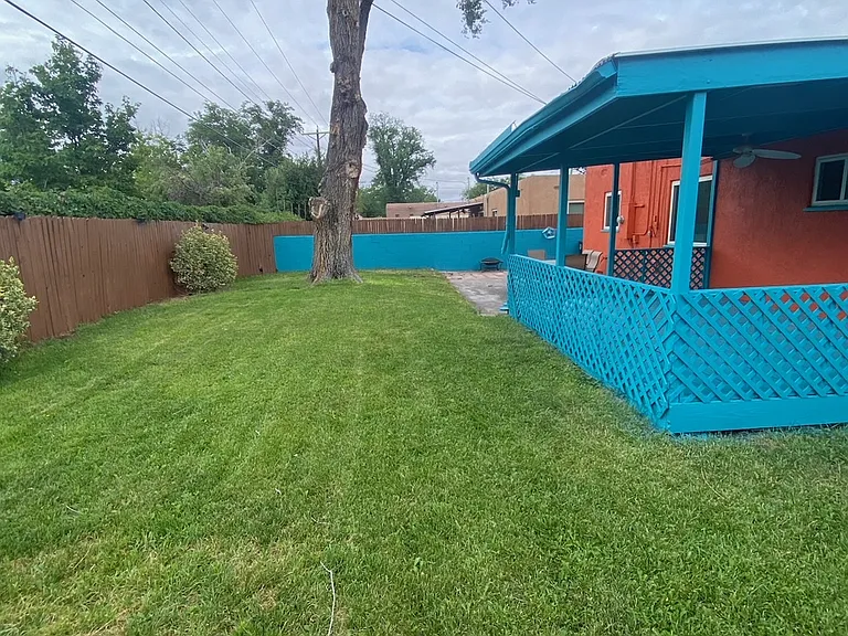 1020 Girard Blvd NE — Photo 2