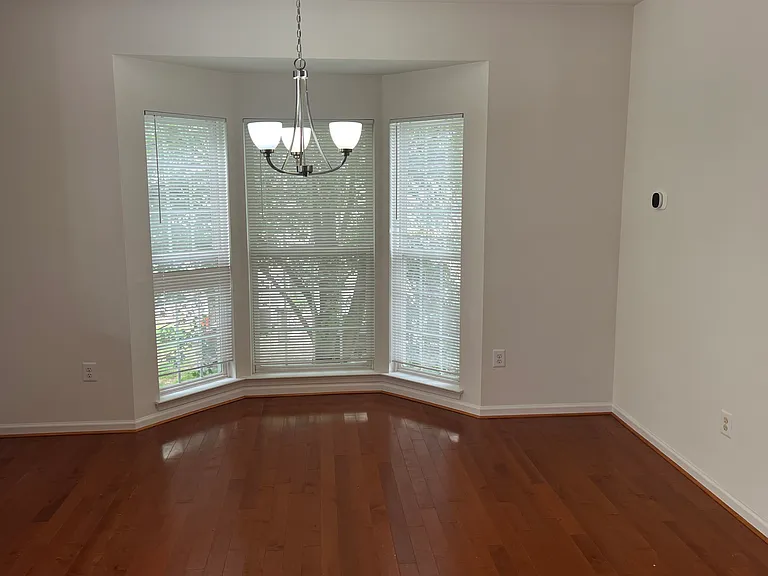 eat in kitchen with bay window