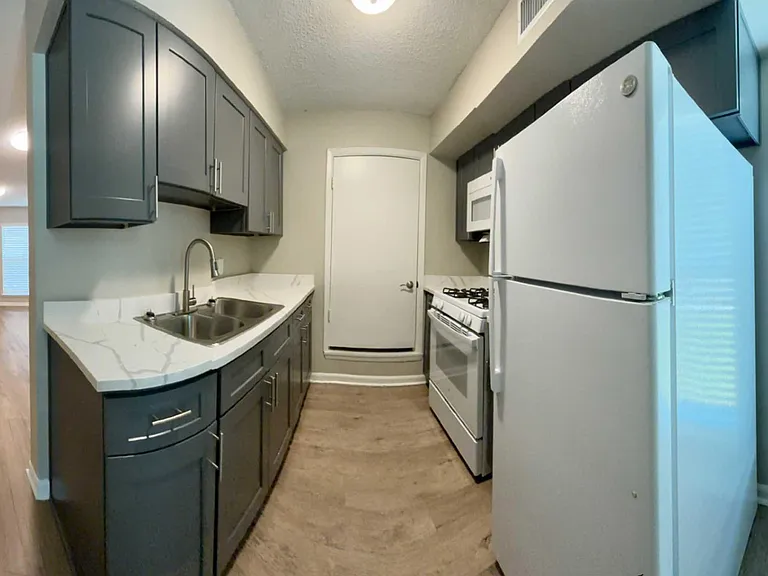 Marine Park Apartments — Photo 38