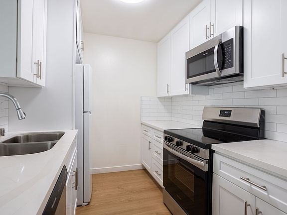 4th image of 724 N West Knoll Dr APT 310