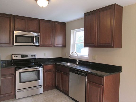 5th image of 18 Gail Ct