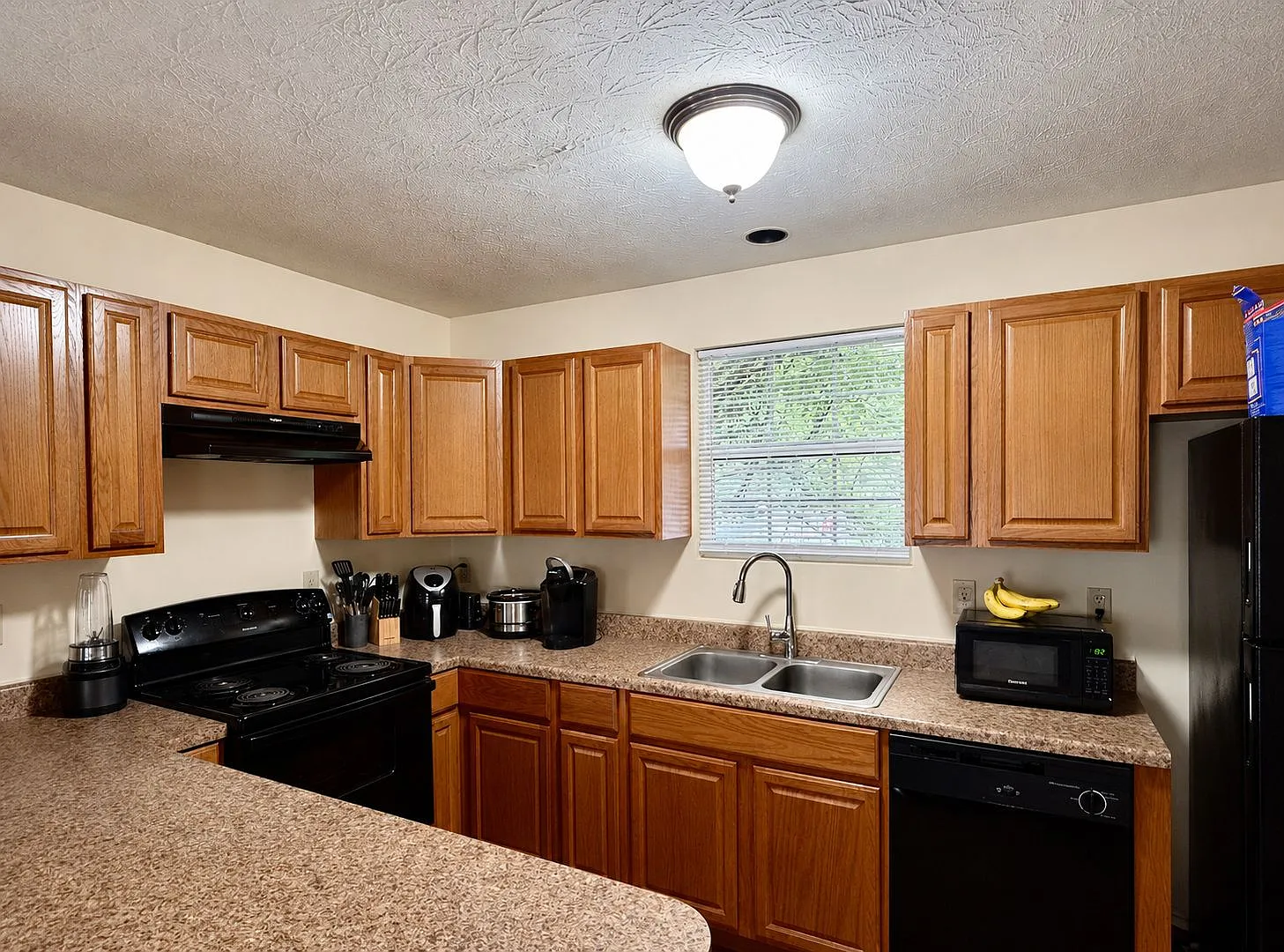 424 Woodland Ave Unit B | 5 Bed 2.5 Bath — Photo 4