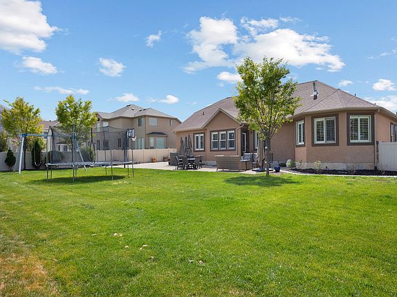 4th image of 483 E Crystal Spring Dr