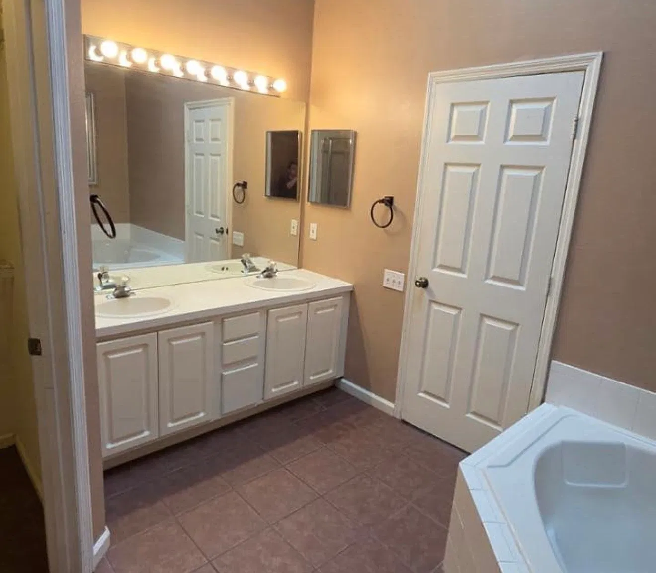 4 bed, 1913 sqft, $2,450 — Photo 3