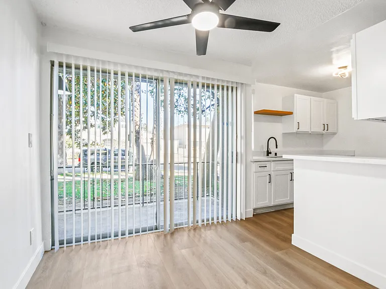 10310 Regent — Photo 2