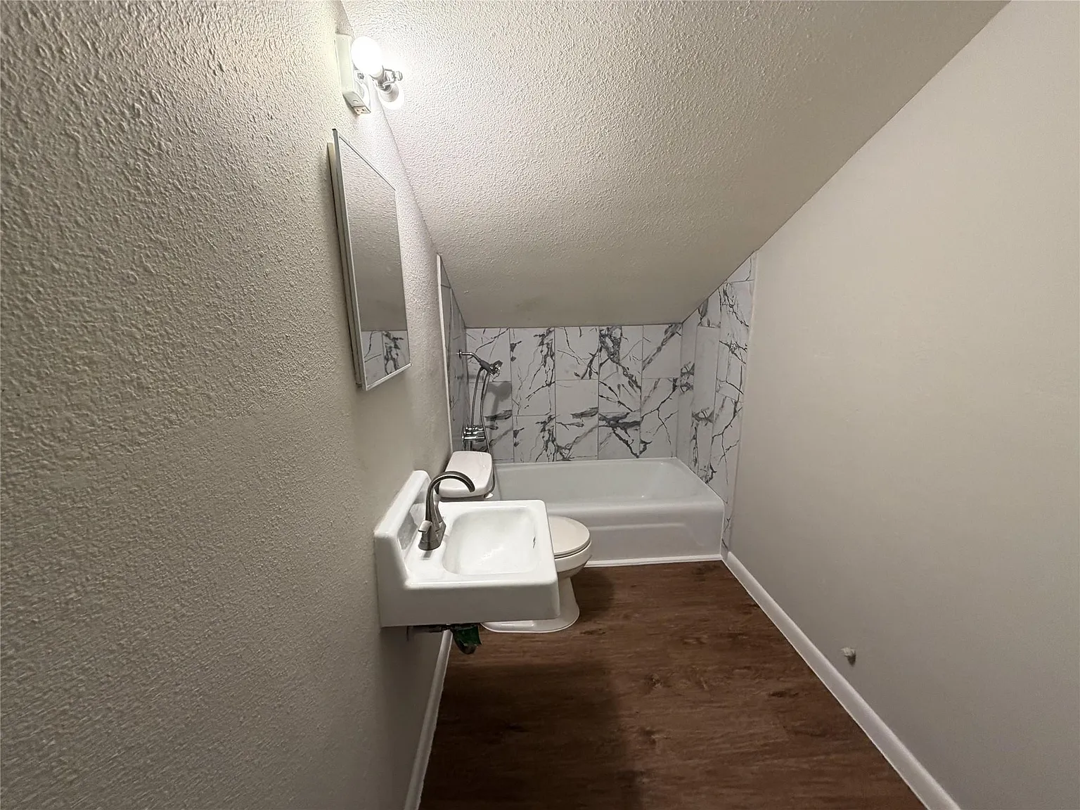 1 bed, 1.0 bath, 2016 sqft, $1,200 — Photo 3
