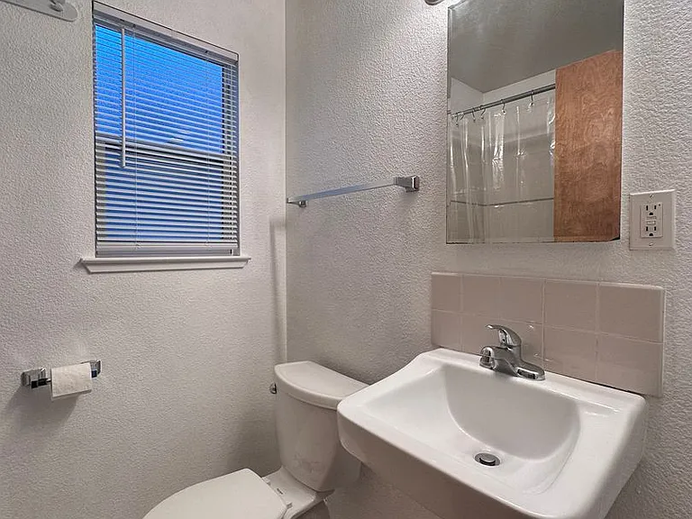 1221 W St #A — Photo 12