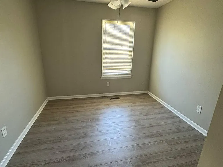 617 Fox Creek Ct — Photo 16