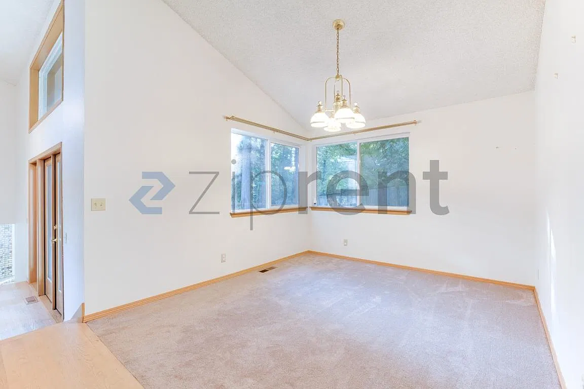 4 bed, 2400 sqft, $3,950 — Photo 3