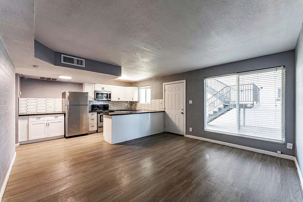 2014 W Berridge Ln — Photo 2