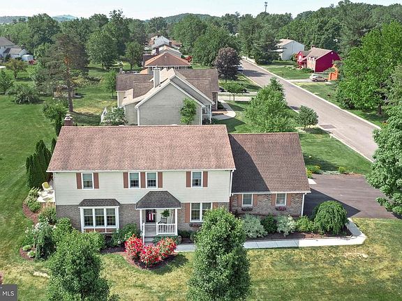 5th image of 40 Spruce Dr