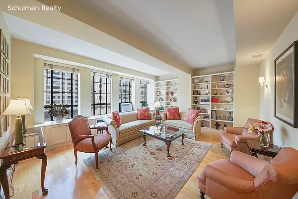 Sold by Schulman Realty LLC | media 6