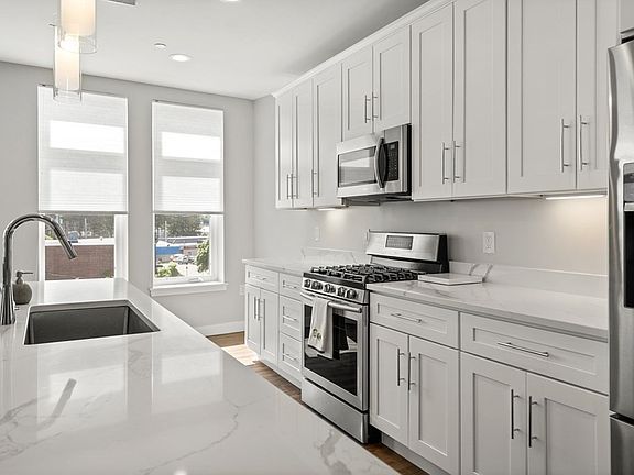 4th image of 642 Main St Unit 301