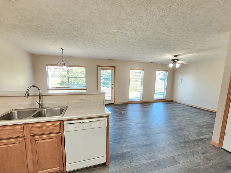 1818 Sawyer St — Photo 6