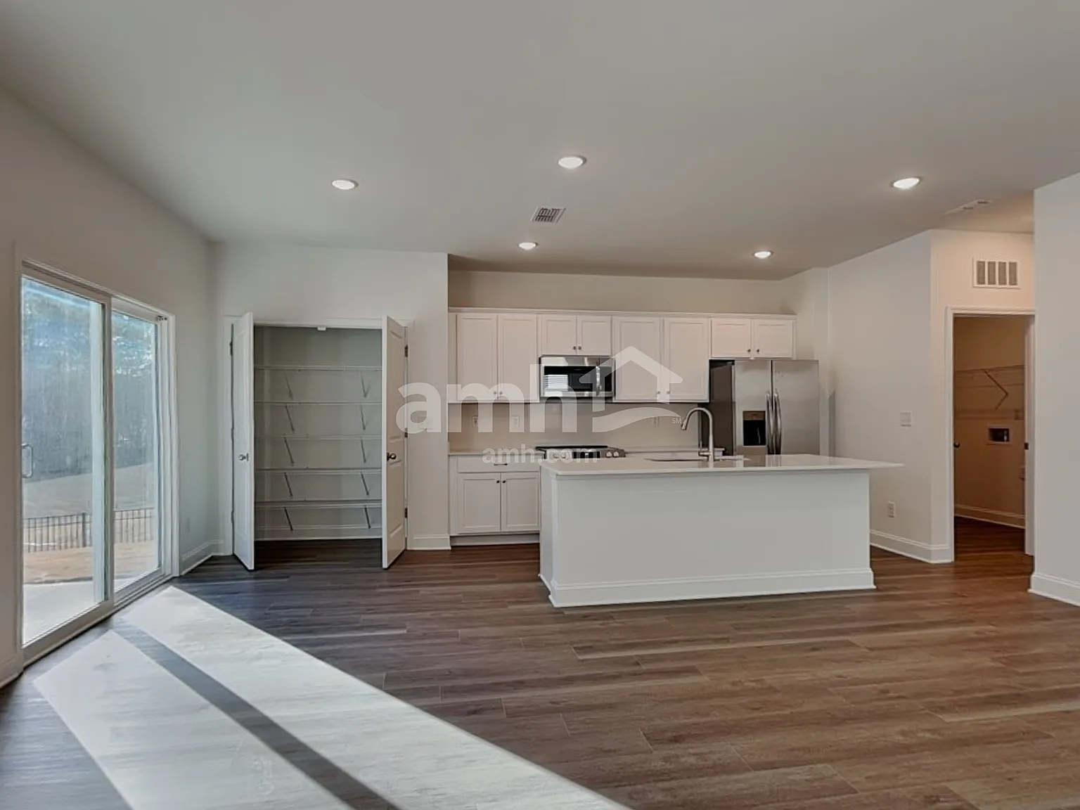 4 bed, 2.5 bath, 1977 sqft, $2,575 — Photo 4