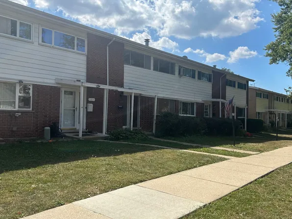 8017 W Lyons St, Niles, IL 60714