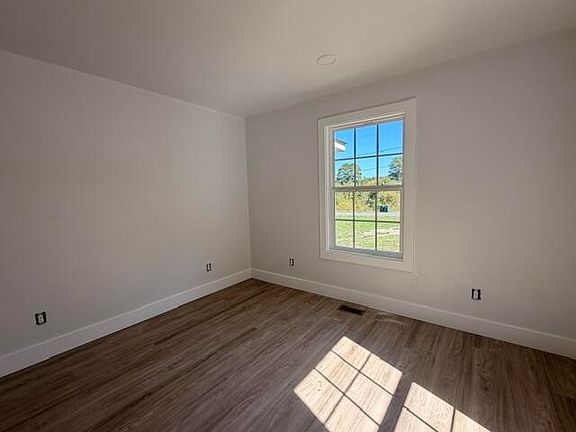 3rd image of 105 Rustic View Dr