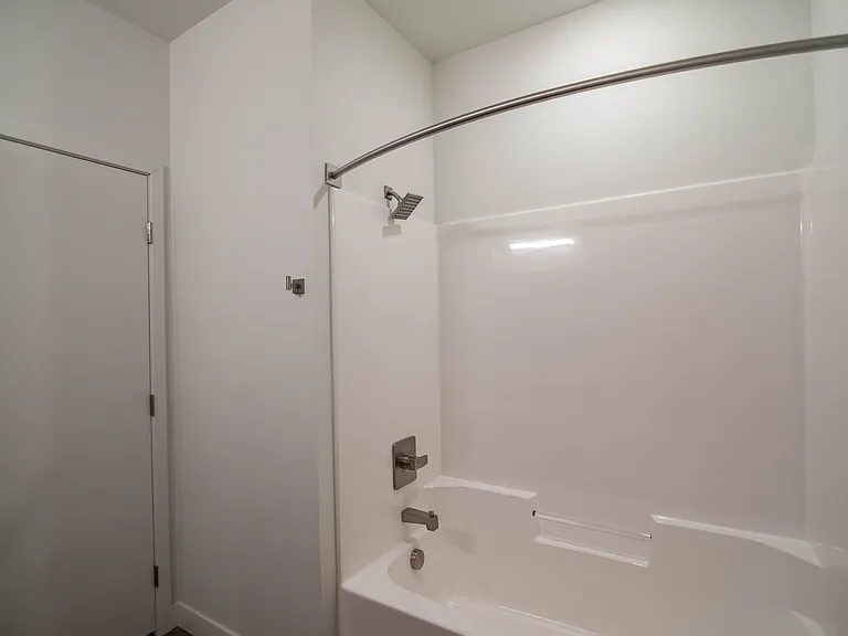 Earl Studio 481 sq ft SB Studio Bathroom