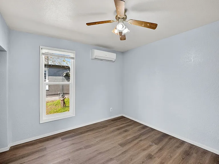 709 E Kiernan Ave — Photo 12