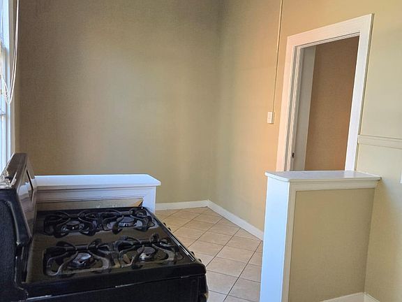 4th image of 129 S Sycamore St APT 1