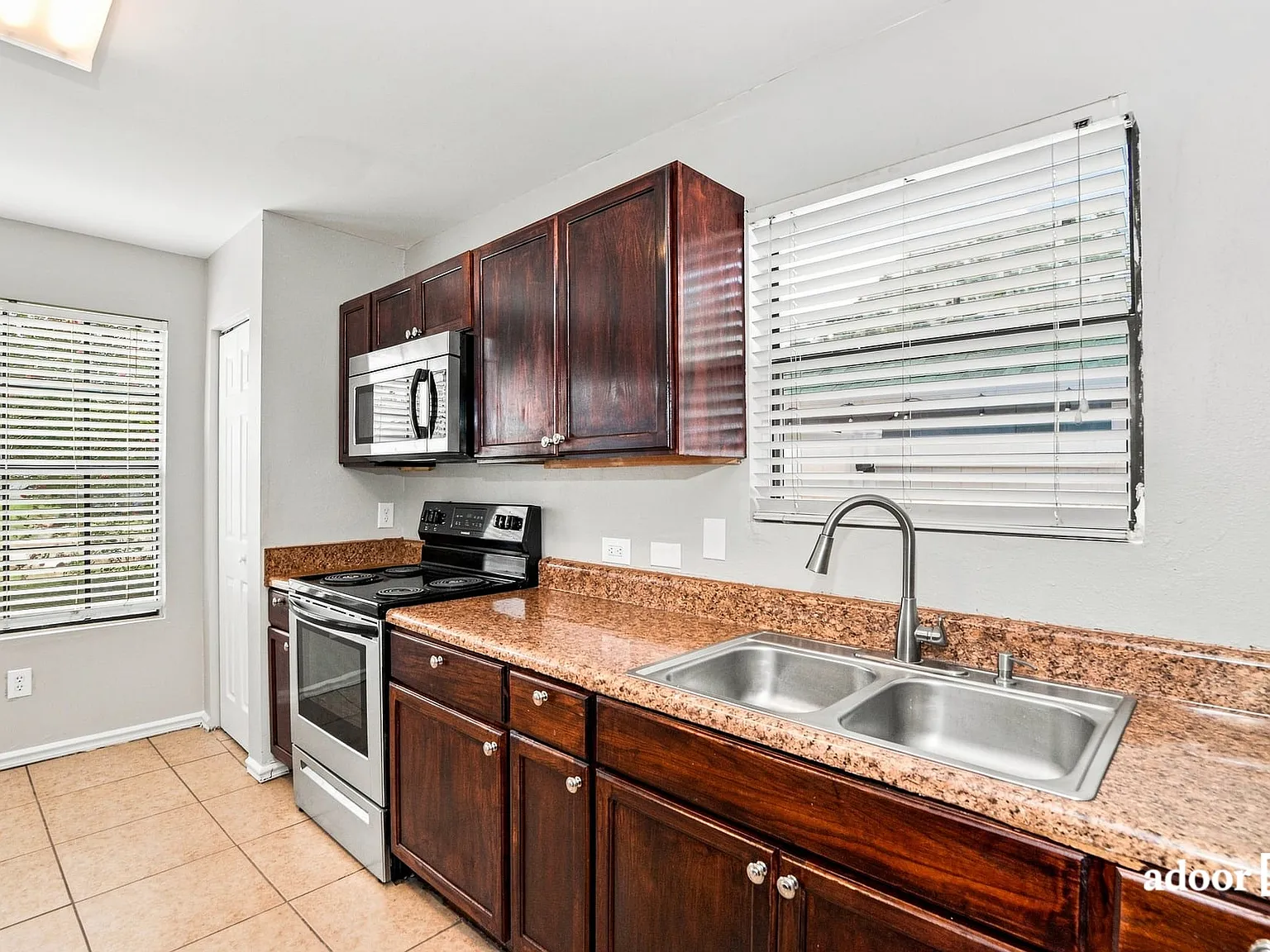 3 bed, 2.0 bath, 1340 sqft, $2,120 — Photo 4