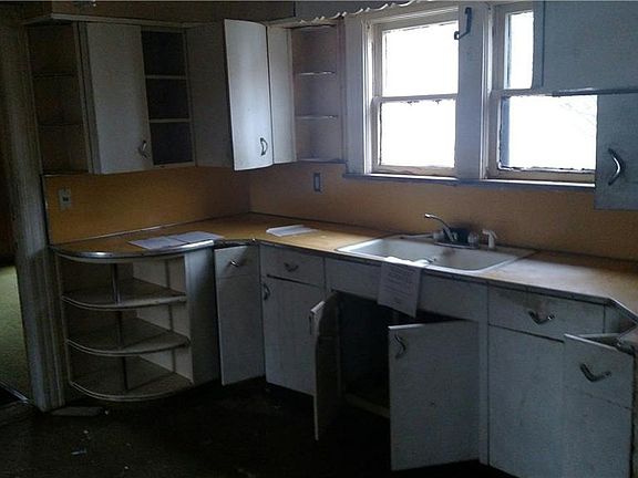 5th image of 162 Stevens St