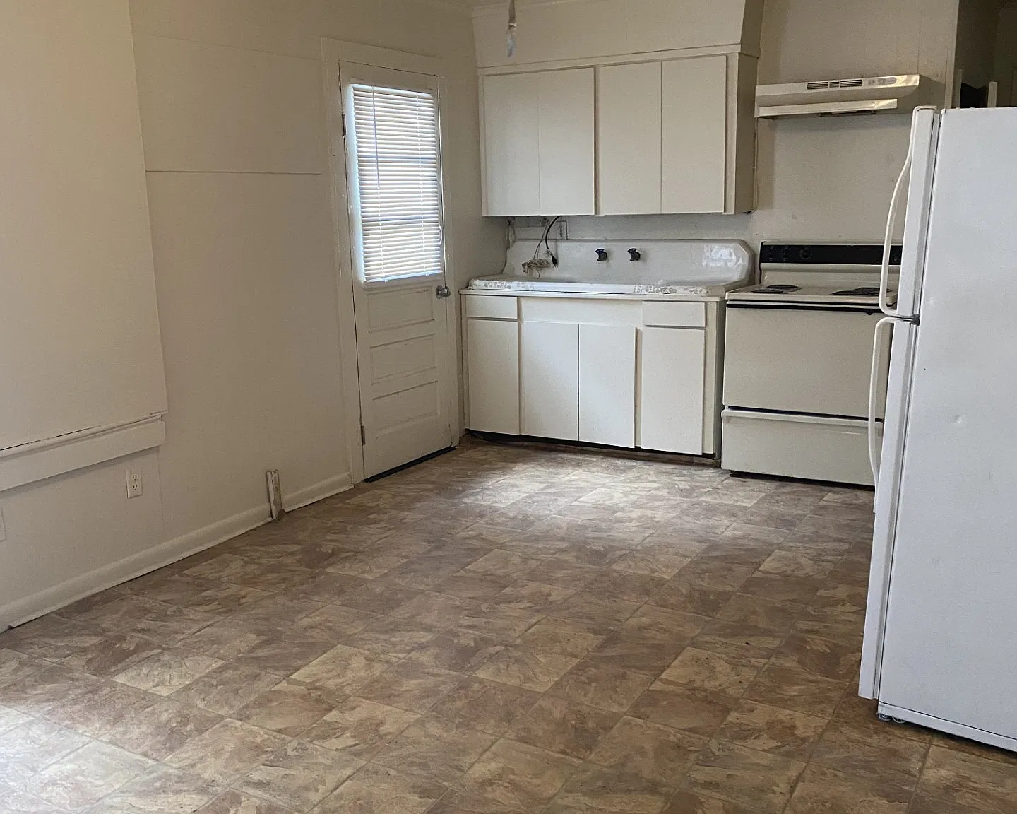 1 bed, 900 sqft, $595 — Photo 1
