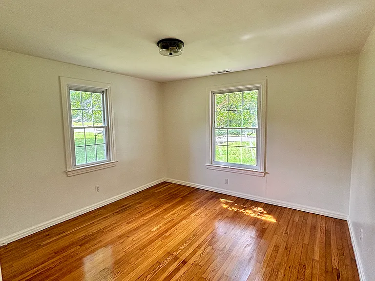 350 Duncan Ave — Photo 8