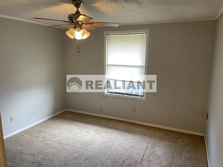 405 Amhurst Dr — Photo 2