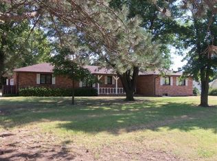 316 Point Dr, Great Bend, KS 67530