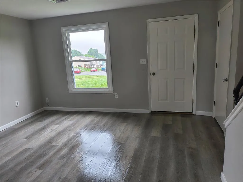 2 bed, 1.0 bath, 1002 sqft, $1,595 — Photo 2