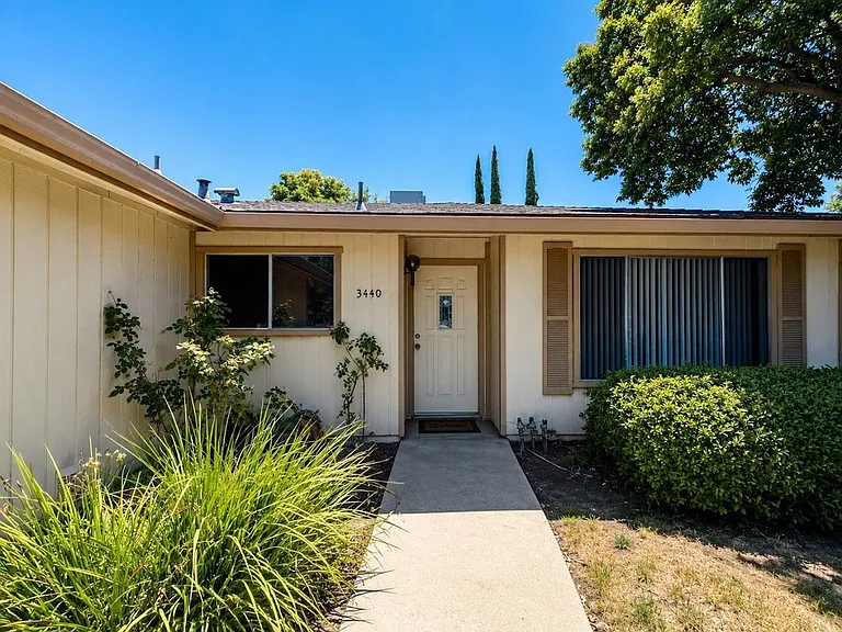 3440 La Jolla Way — Photo 2