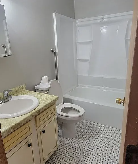 419 & 427 Bryant Ave NW — Photo 18