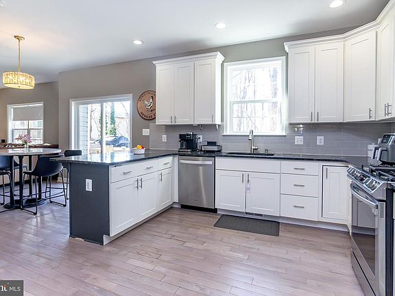 3rd image of 1362 Rockridge Rd