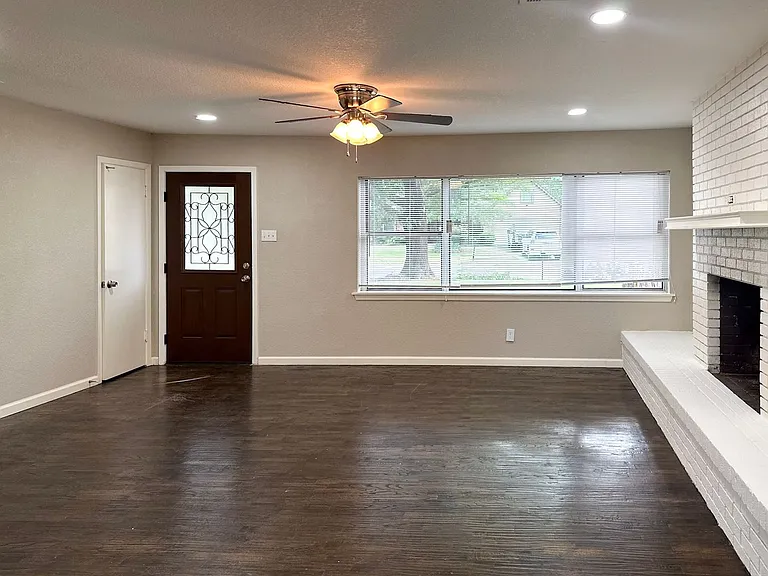 5619 Iowa St — Photo 2