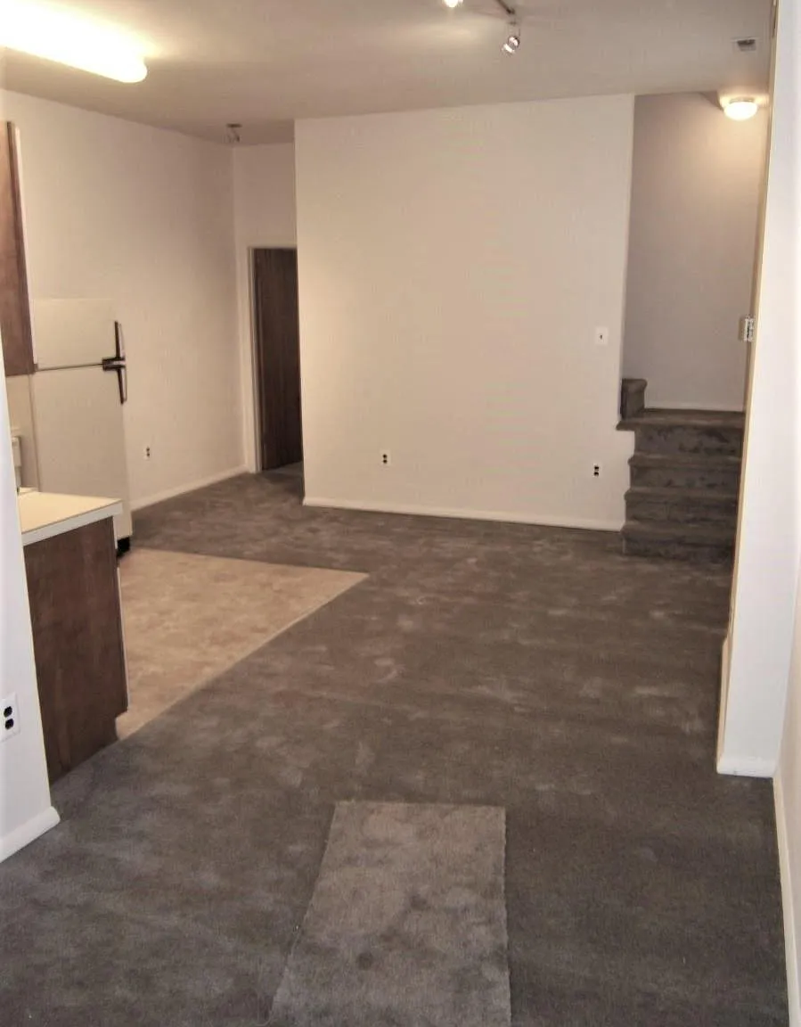 343 Queen St — Photo 3