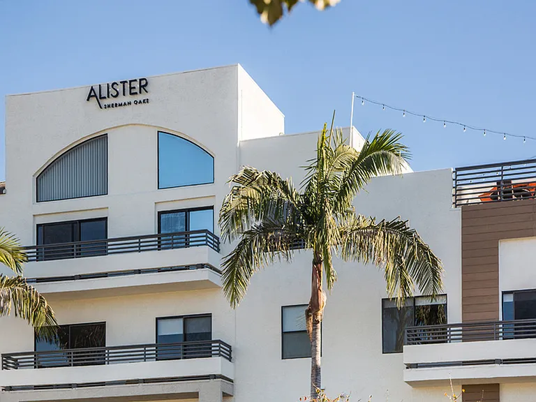 Entertain in our outdoor rooftop lounge with BBQ grills and lounge seating available.