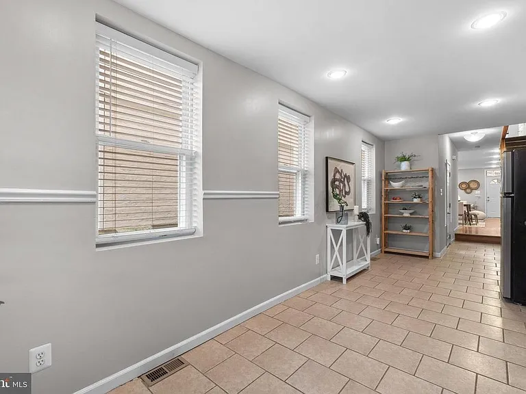 110 S Wolfe St — Photo 11