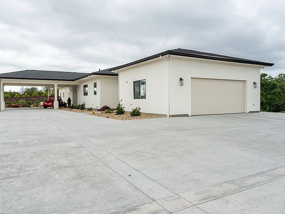 3 Car Garage/Drive Way