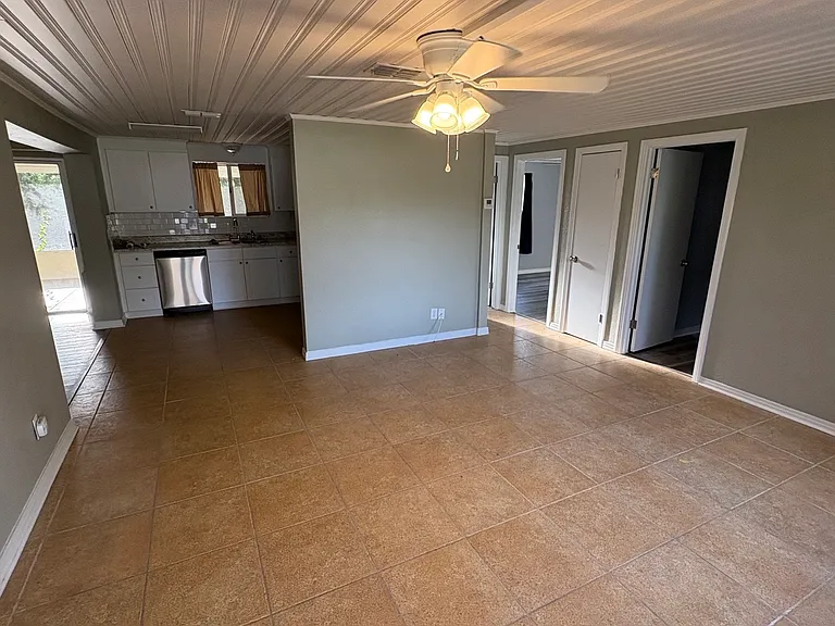 523 Highline Dr — Photo 8