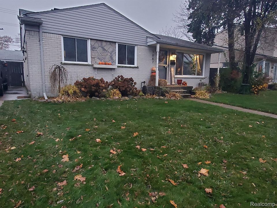 1st image of 1067 School St