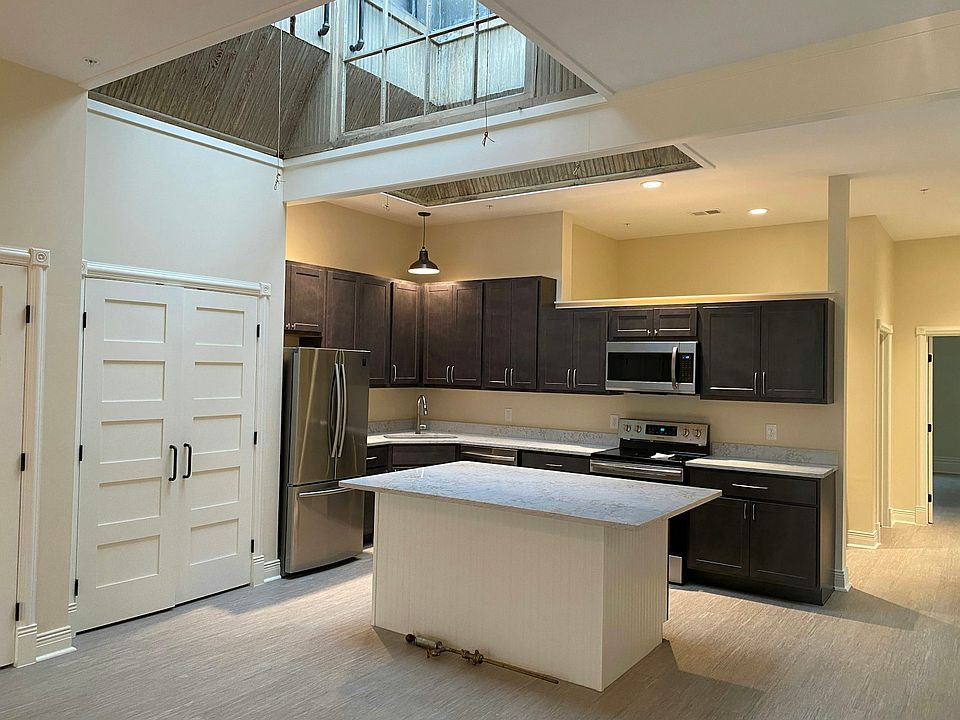 Kitchen w/ pantry