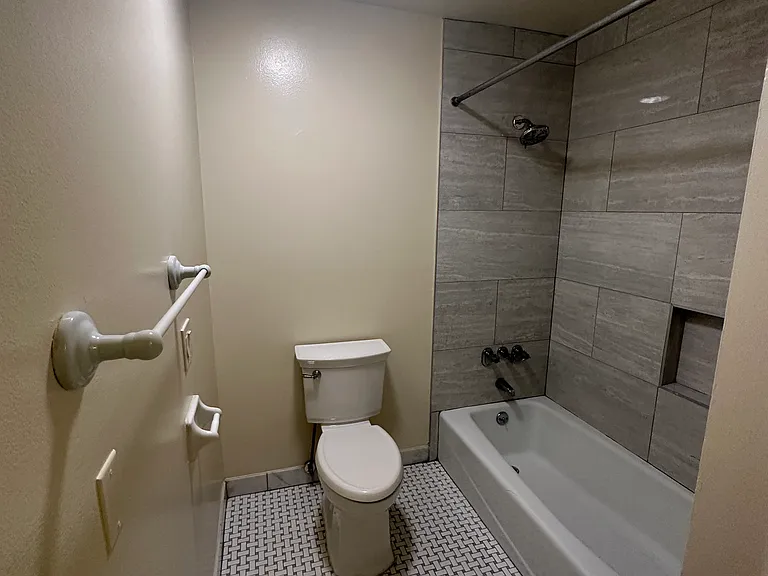 2905 Burch Ave #10 — Photo 40